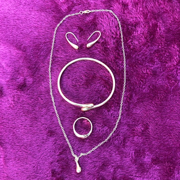 🌟NWT🌟 One size fits all Raindrop Jewelry Set - Picture 3 of 3